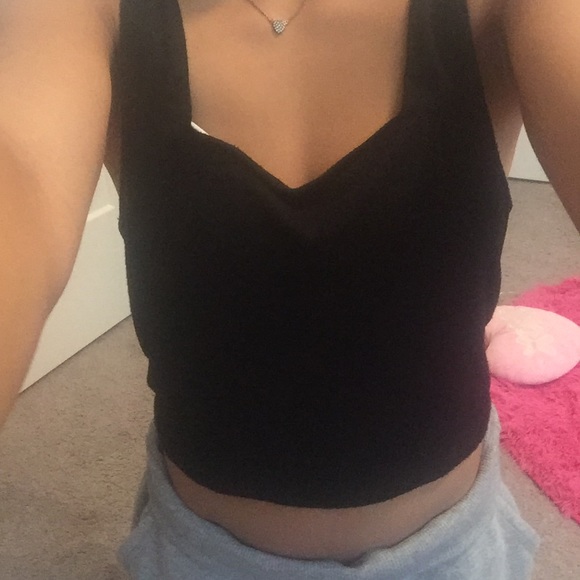 A black crop top 🦋💓 - Picture 4 of 5